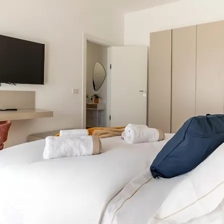 New Elegant 2 Bedroom Apt. Near Parco 2 Giugno