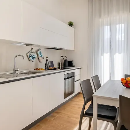 New Elegant 2 Bedroom Apt. Near Parco 2 Giugno *