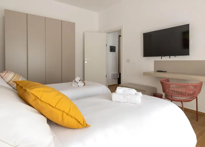 New Elegant 2 Bedroom Apt. Near Parco 2 Giugno Бари